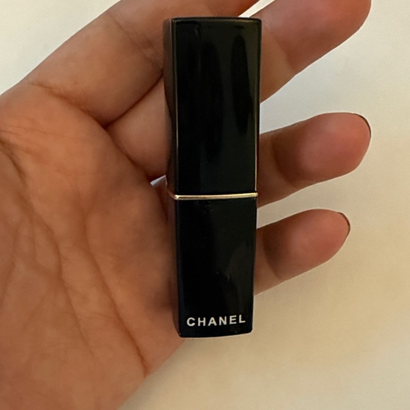 CHANEL deep true red in black and gold case - Picture 1 of 3